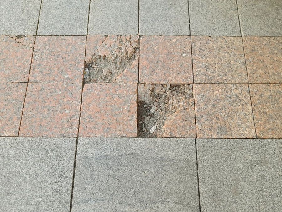 Ямы и выбоины на брусчатке — приметы весеннего Владивостока