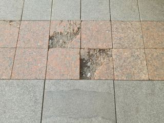 Ямы и выбоины на брусчатке — приметы весеннего Владивостока