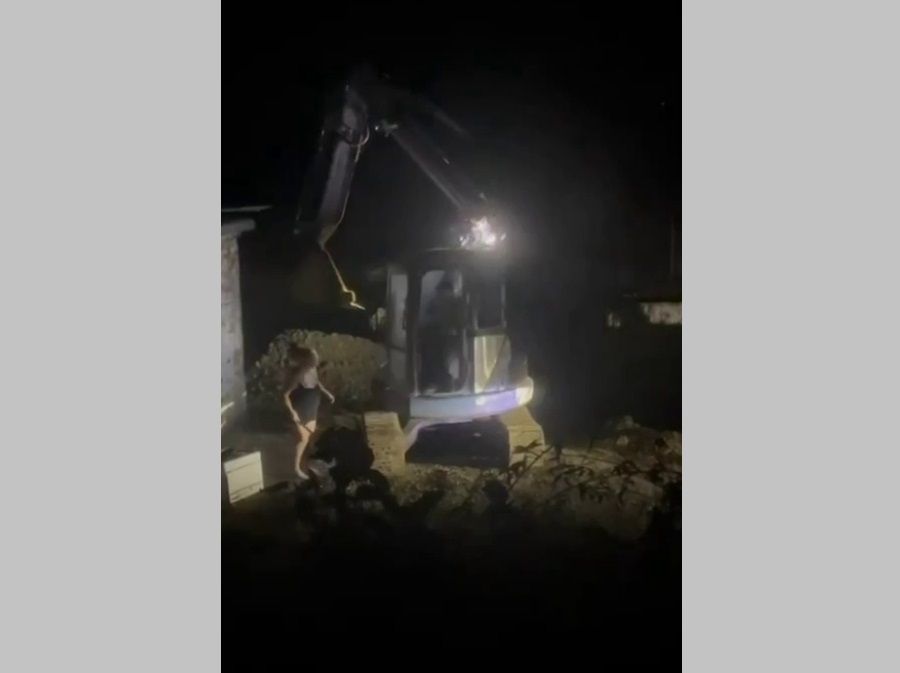 Приморская полиция расследует дело о нападении с палкой на экскаватор