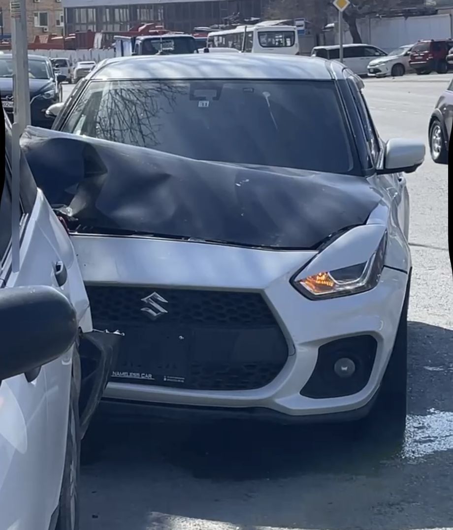 Во Владивостоке водитель Suzuki Swift скрылся после удара по Nissan на Снеговой