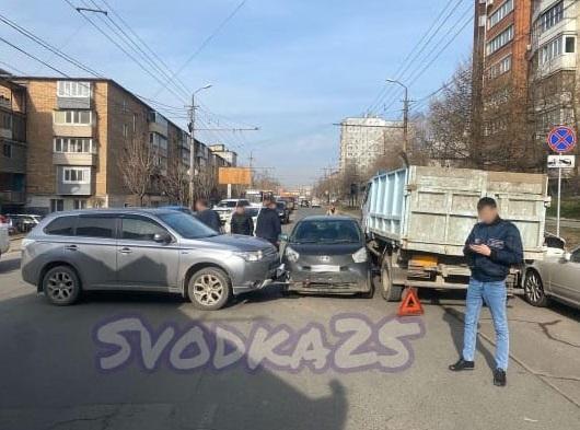 «Там сейчас не проехать»: во Владивостоке грузовик зажал «Тойоту»