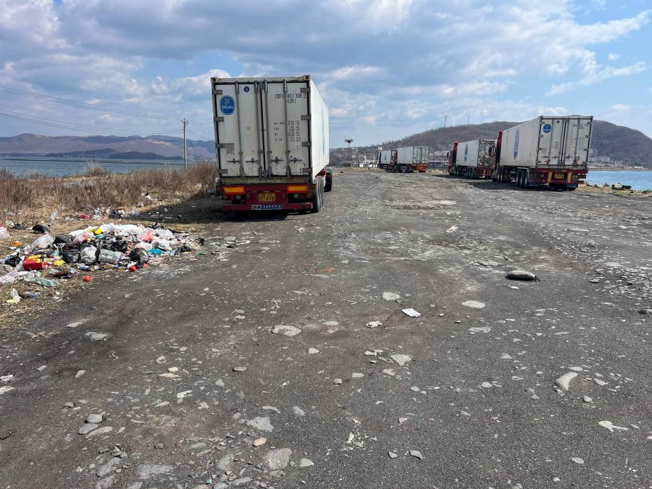 Большегрузы сделали из берега «туристической Мекки» Приморья стоянку и стихийную свалку