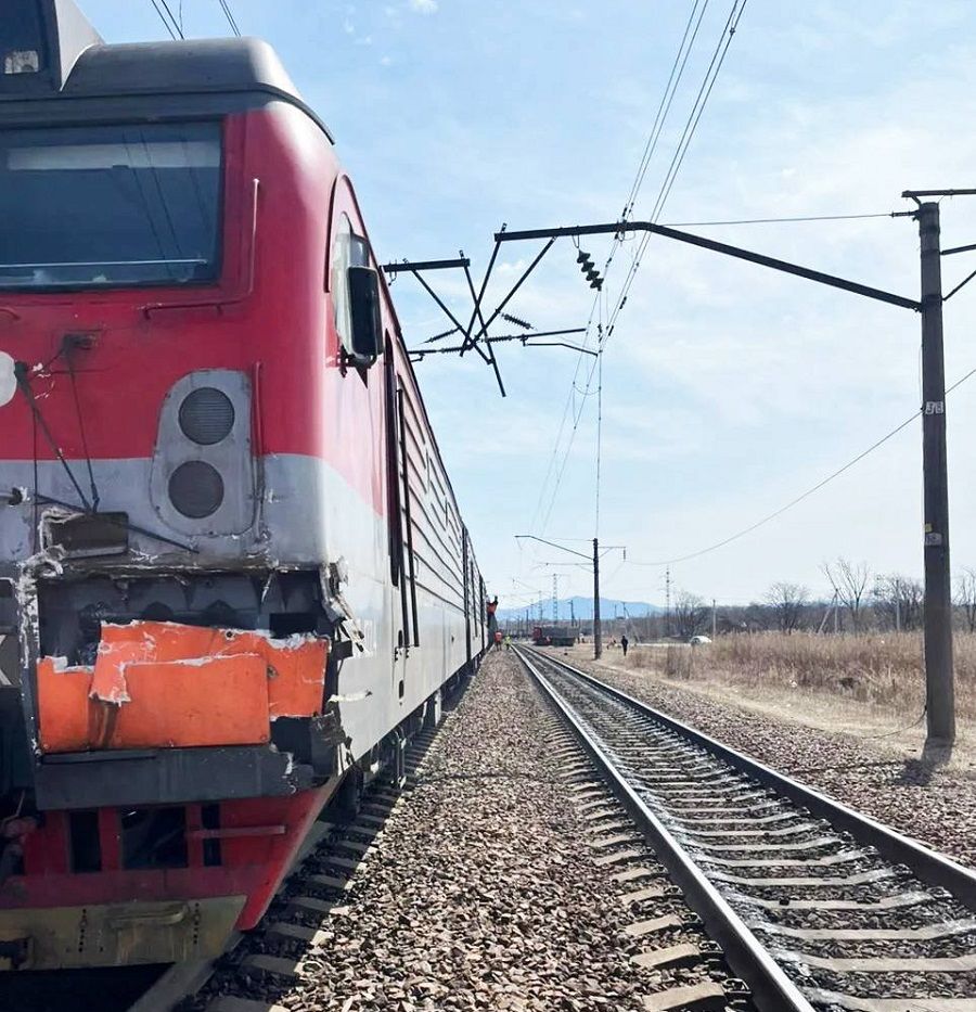 Грузовик протаранил поезд на переезде под Владивостоком