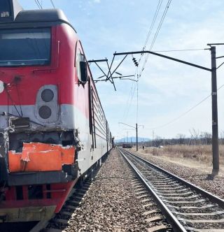Грузовик протаранил поезд на переезде под Владивостоком