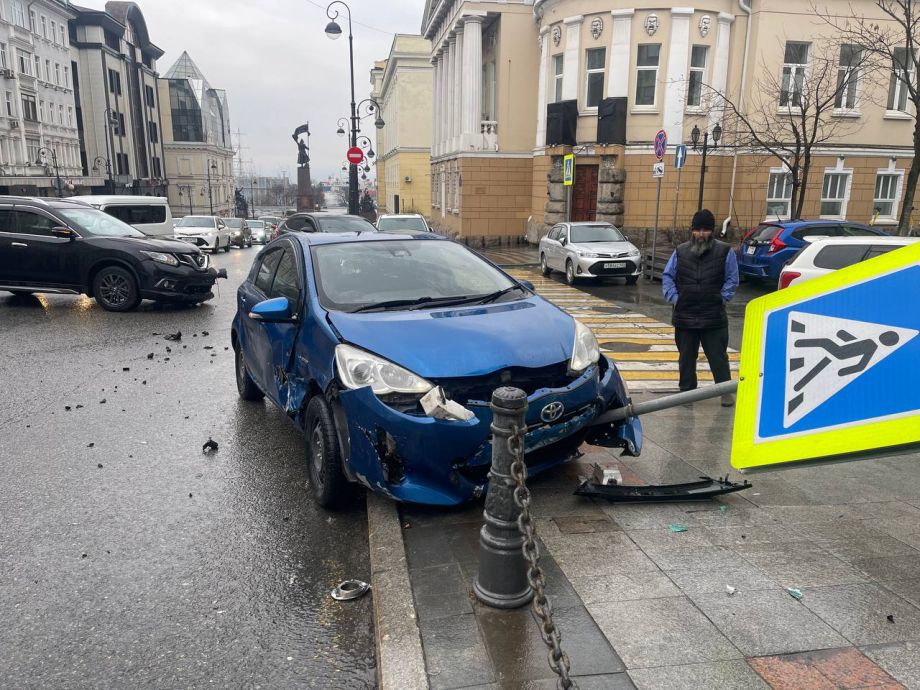Легковушка «намоталась» на знак: жёсткое ДТП произошло в центре Владивостока