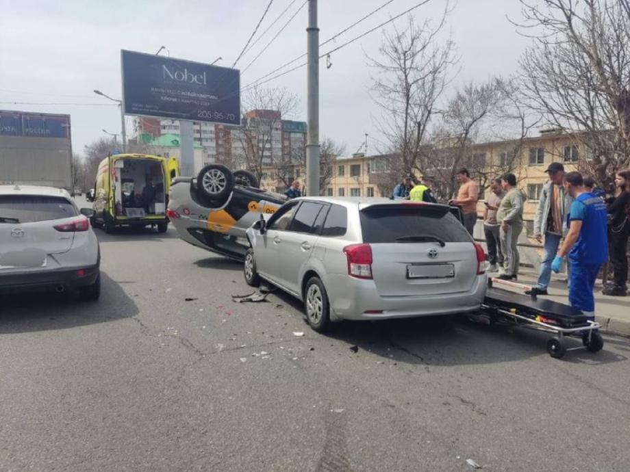 «Лег на лопатки»: во Владивостоке два автомобиля не поделили дорогу