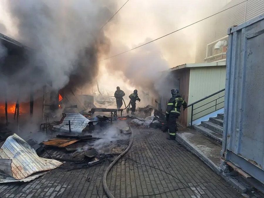 Вещевой рынок горит во Владивостоке