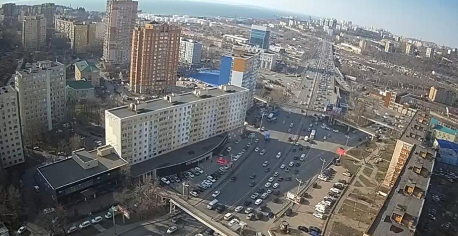 Фото: скриншот с камеры "Альянс Глаз" | Похоже, провалился: необычная авария произошла рядом с крупным предприятием Владивостока