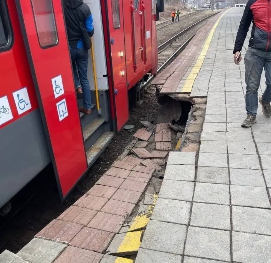 Перрон с пассажирами обрушился на железнодорожной платформе во Владивостоке