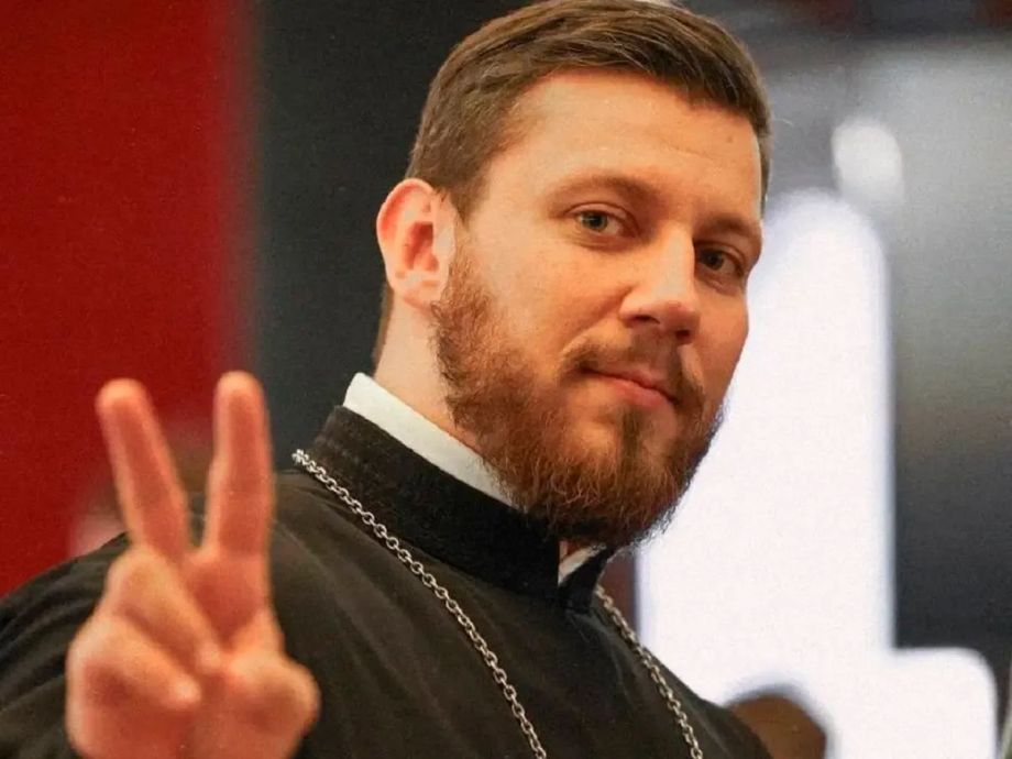 «Эпоха батюшек»: российские священники стали звёздами соцсетей, а в храмы повалили женщины