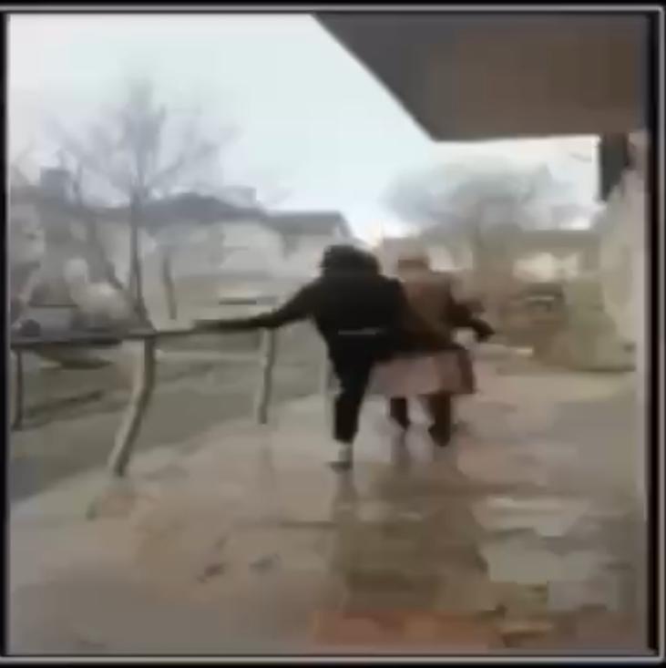 Фото: скрин из видео | В Приморье ищут «тиктокеров», которые пнули женщину в спину