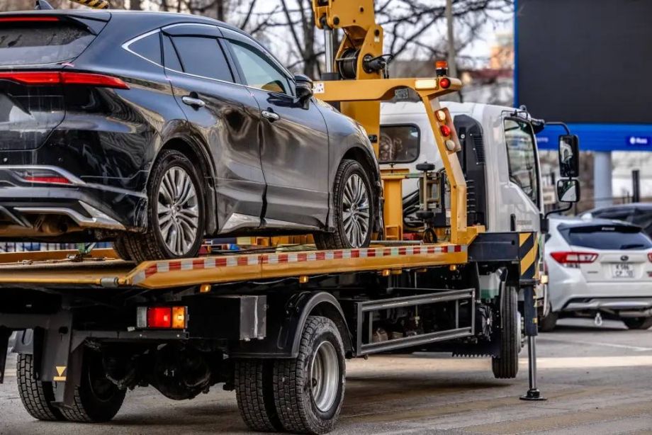 Эвакуаторы во Владивостоке не церемонятся с нарушителями парковки