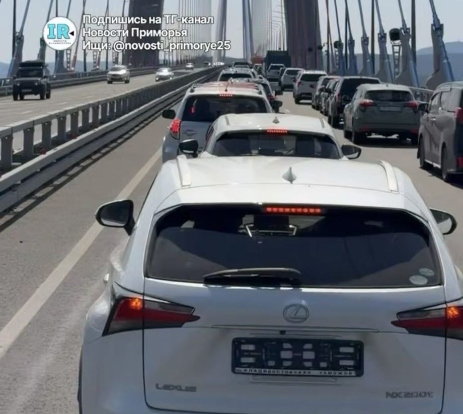 Владивостокцы массово застряли на подъезде к Русскому острову в выходной день