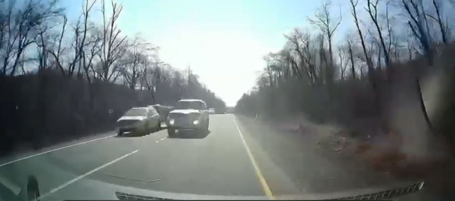 «Разъехались по зеркалам»: лихач на Prado едва не убил женщину с ребенком при обгоне на Шаморовской трассе