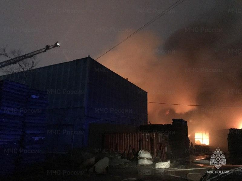 Фото: Telegram-канал "МЧС ПРИМОРЬЯ" | Полыхало всю ночь: крупный пожар ликвидирован во Владивостоке