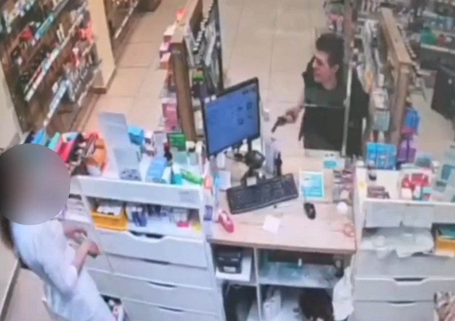 Бомж с игрушечным пистолетом ограбил аптеку во Владивостоке