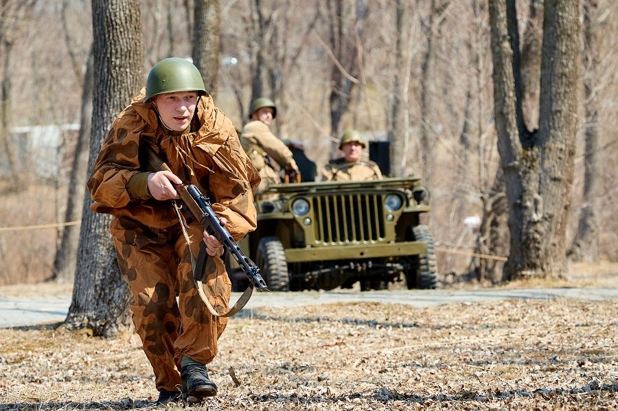 Танк, боевые собаки и тысяча зрителей: как в ДВФУ воссоздали легендарное сражение Великой Отечественной