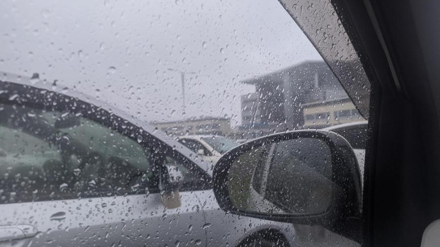 Водителям напомнили об опасности вождения во время дождя