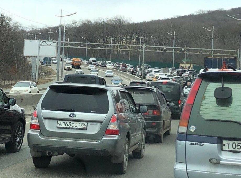 Фото: PRIMPRESS | Страшные пробки наблюдаются в эти минуты в пригороде Владивостока