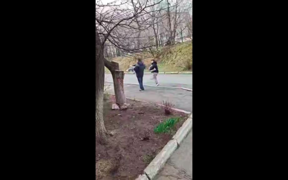 «Отказались открыть шлагбаум»: во Владивостоке отцу пришлось нести тяжелобольного сына на руках к машине