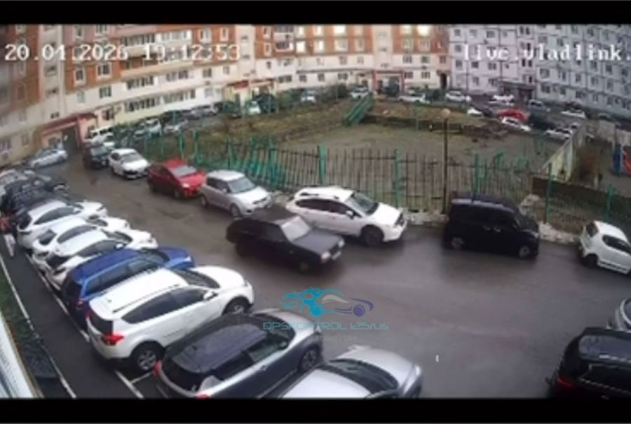 Неадекватный водитель «Лады» устроил хаос во дворе дома во Владивостоке