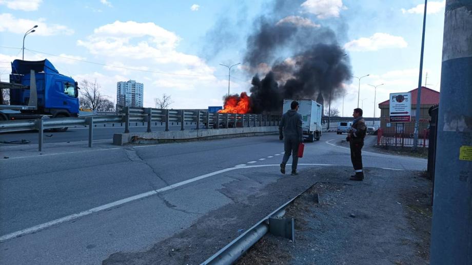 Фото: svodka_25 | «Полыхает, дороги не видно». На трассе Владивосток – Уссурийск горит автомобиль