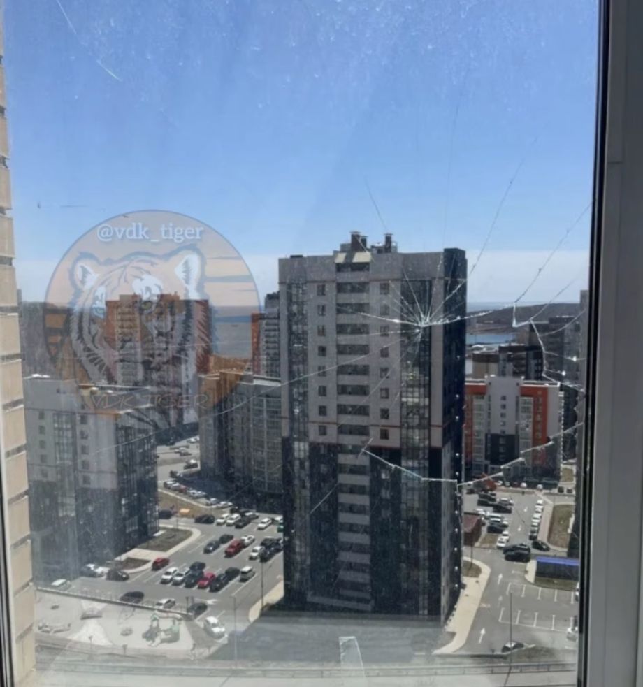 Во Владивостоке неизвестный обстрелял девятый этаж жилого дома