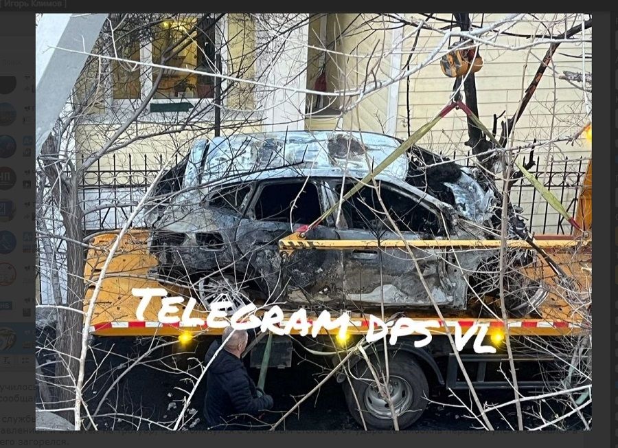 Огненное ДТП во Владивостоке: машина вылетела в кювет и загорелась