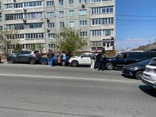 Пострадали в «паровозике»: крузак протаранил припаркованные авто во Владивостоке