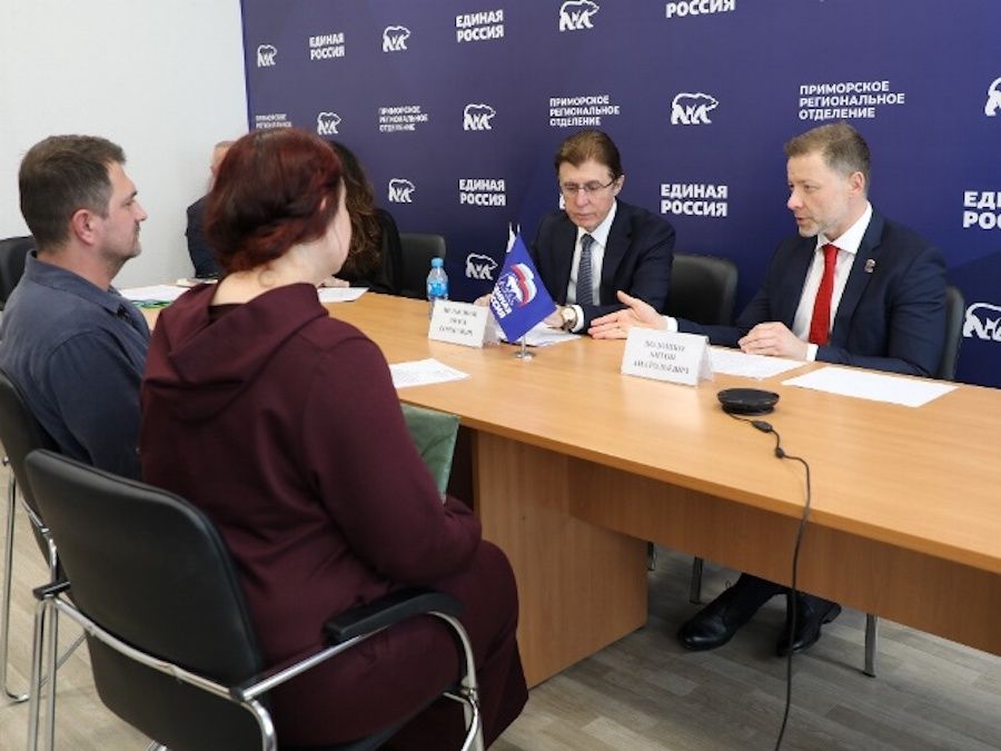 Земельные вопросы и помощь семьям погибших на СВО: Антон Волошко провёл личный приём граждан