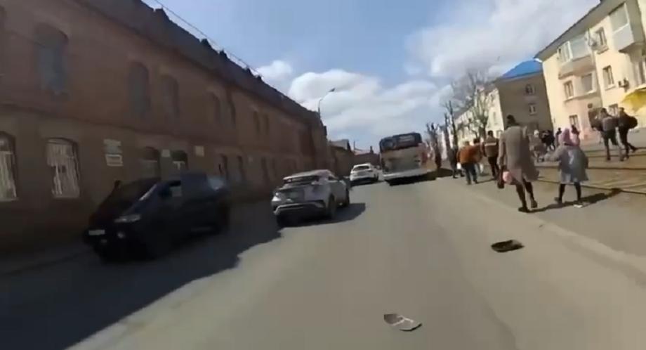 Фото: Telegram-канал Svodka25 | Водители автобусов устроили гонки в одном из районов Владивостока