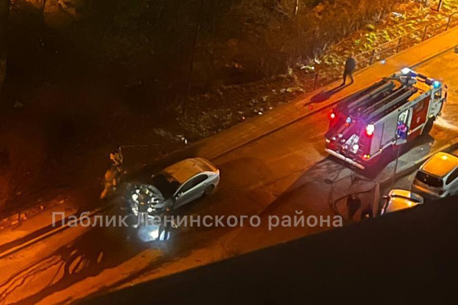 Фото: Telegram-канал "Ленинский район Владивосток" | Загорелся ночью: в соцсетях показали, как во Владивостоке полыхал автомобиль