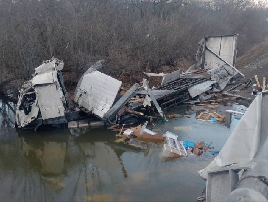 Пермский тягач перевернул в Приморье микрогрузовик, пострадали оба водителя