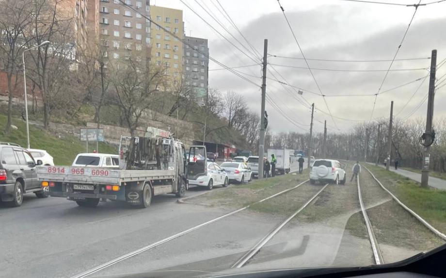 Фото: Telegram-канал dpskontrol_125rus | «Все утро в пробке». Во Владивостоке движение трамваев нарушено из-за столкновения двух иномарок