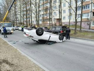 «Перевёртыш» перекрыл движение: владивостокский лихач протаранил припаркованные машины