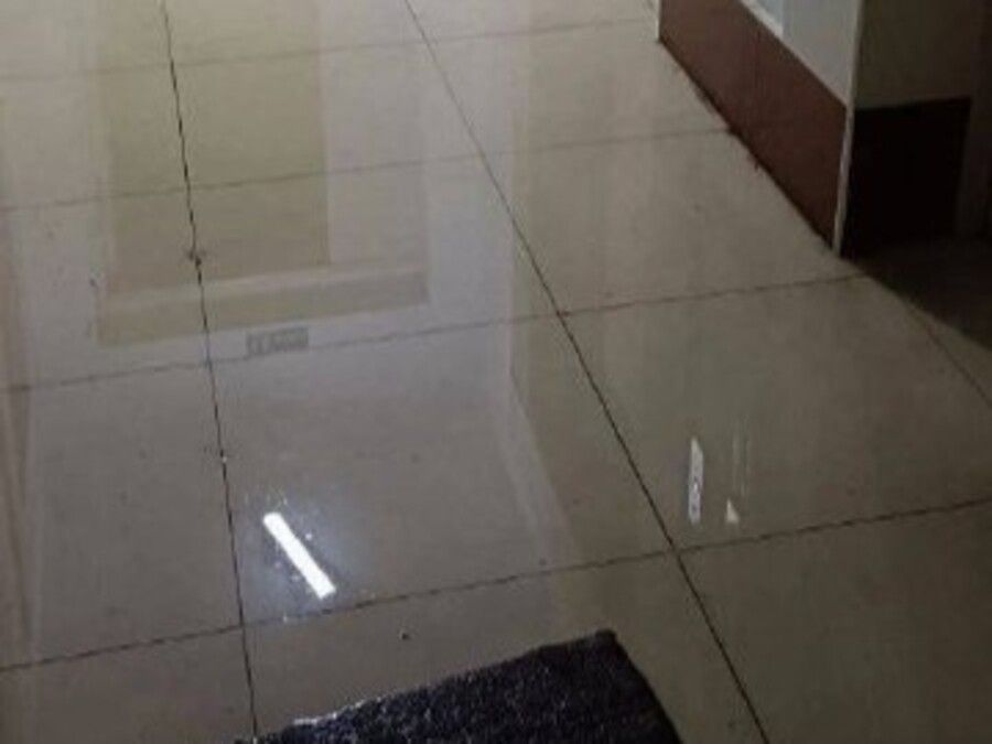 Коммунальный коллапс: прорыв пожарного гидранта оставил многоэтажку во Владивостоке без воды и лифтов