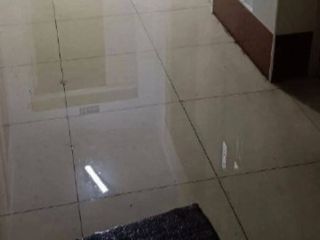 Коммунальный коллапс: прорыв пожарного гидранта оставил многоэтажку во Владивостоке без воды и лифтов