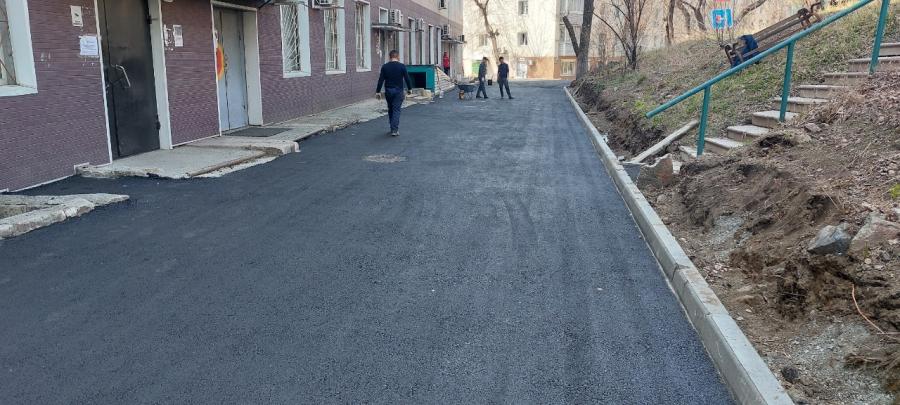 Во Владивостоке по 25 адресам осуществляется ремонт дворов