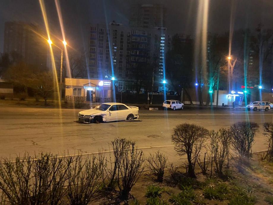 Ночной дрифт: в центре Владивостока лихач на Toyota Mark II въехал в пикап