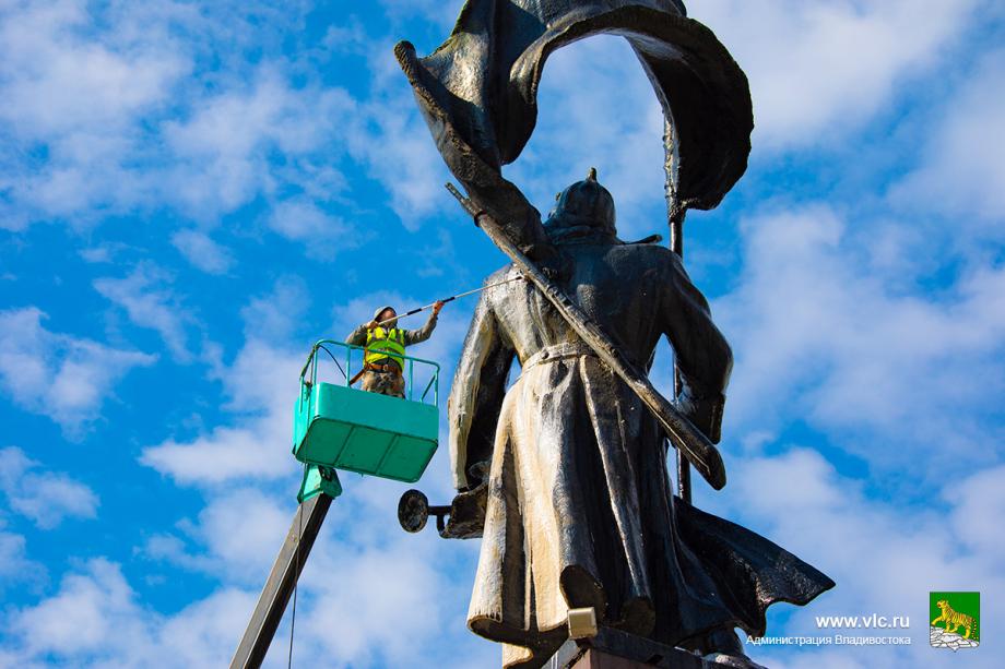 Памятники Владивостока приводят в порядок ко Дню Победы