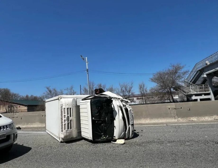 Грузовик-«перевёртыш» перекрыл дорогу на Седанке во Владивостоке