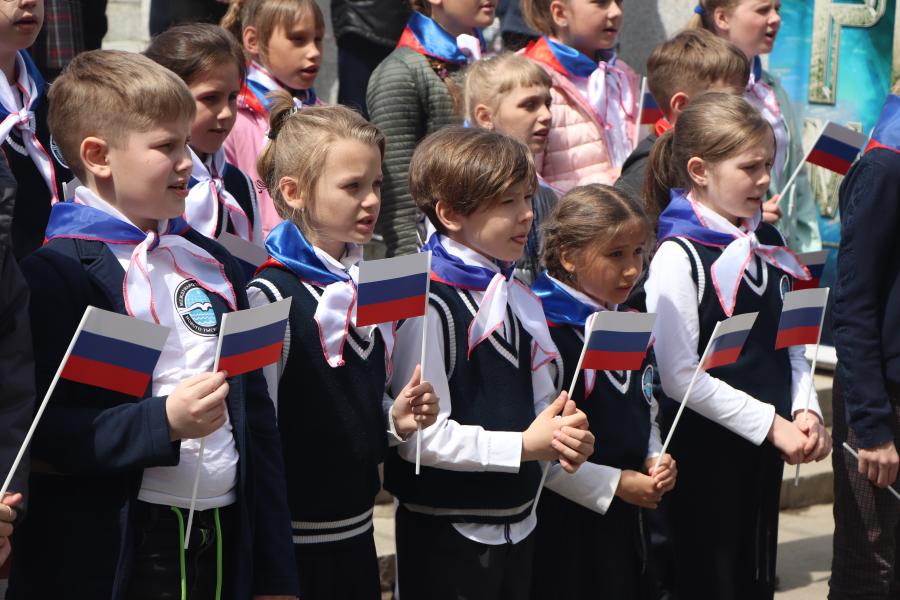 Школьников Владивостока посвятили в пионеры