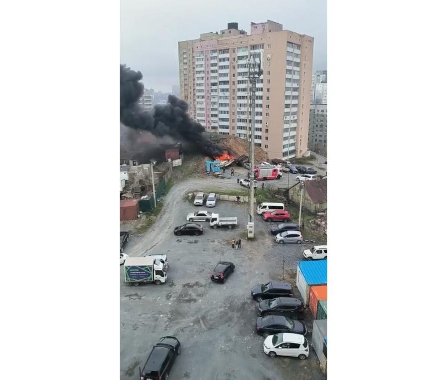 Фото: Telegram-канал Svodka25 | Полыхало мощно: во Владивостоке накануне горели катер и автомобиль