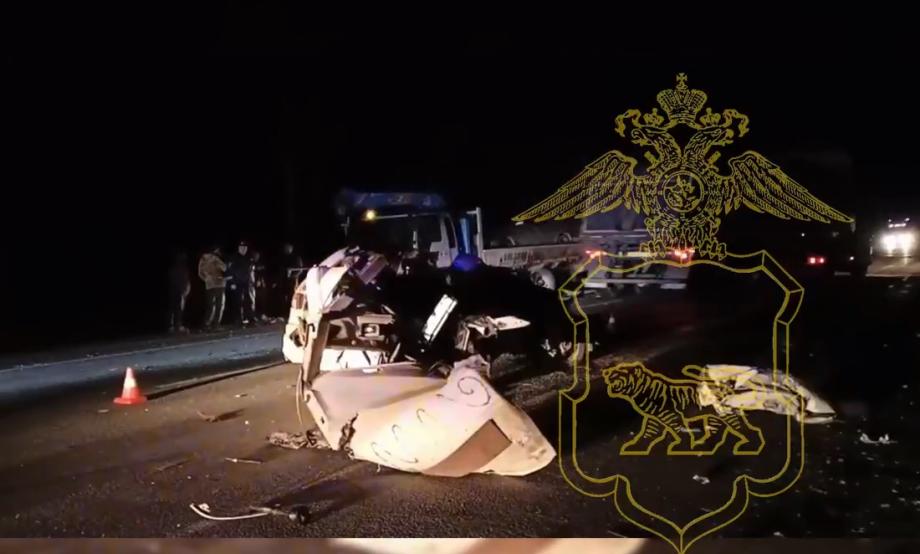 Фото: кадр видео | Мгновенная карма: в Приморье водитель универсала разбился при столкновении с грузовиком