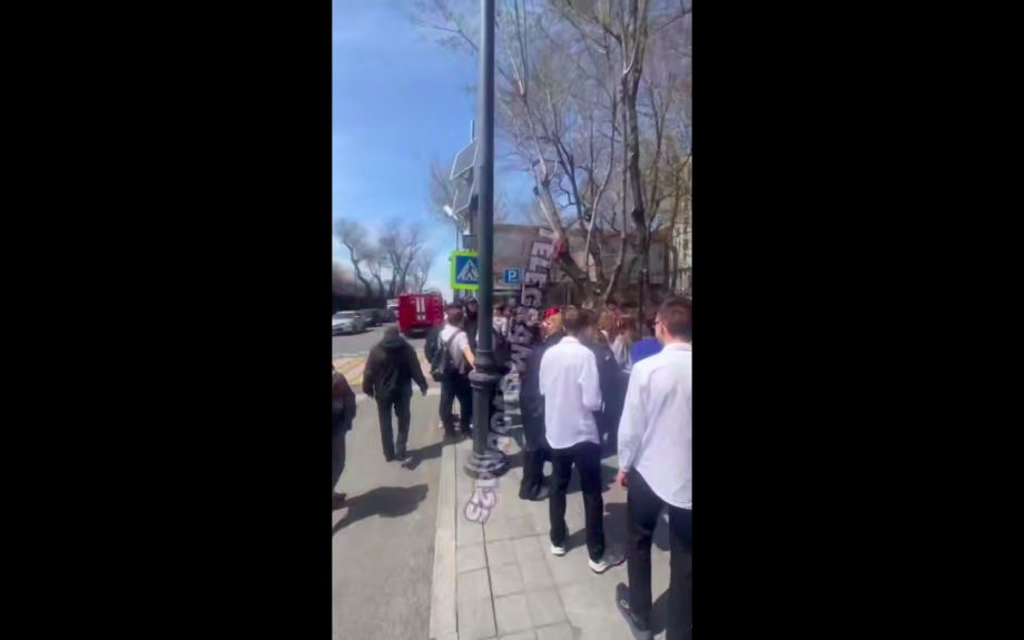 Пожар случился в школе Владивостока – всех эвакуировали