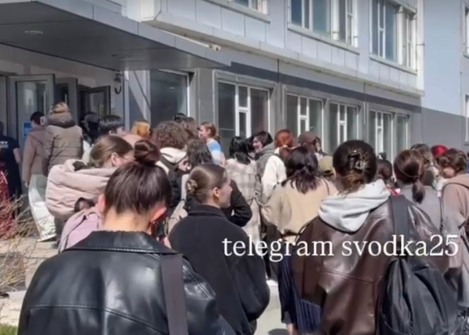 Ещё одна эвакуация: студентов ДВФУ вывели на улицу из-за задымления