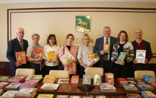 Фото: dumavlad.ru | Депутаты Думы города Владивостока приняли участие в акции «Книги – Донбассу»