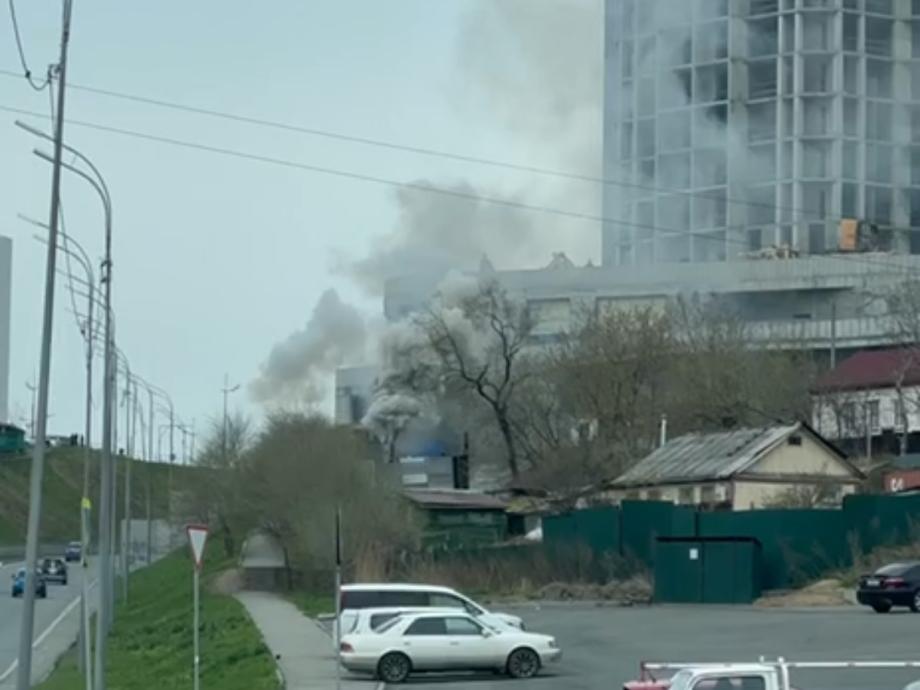 Дым столбом: во Владивостоке полыхает бытовка