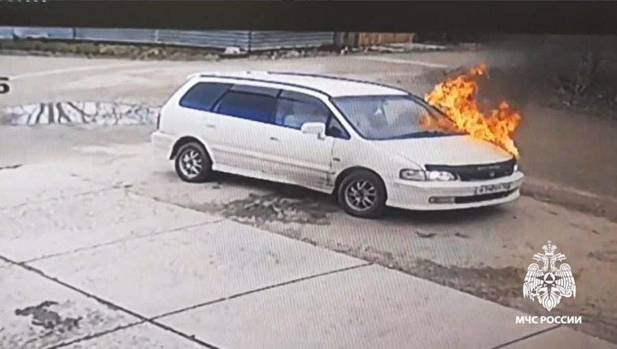 Драма в Приморье: мама с ребёнком успели спастись из вспыхнувшей легковушки