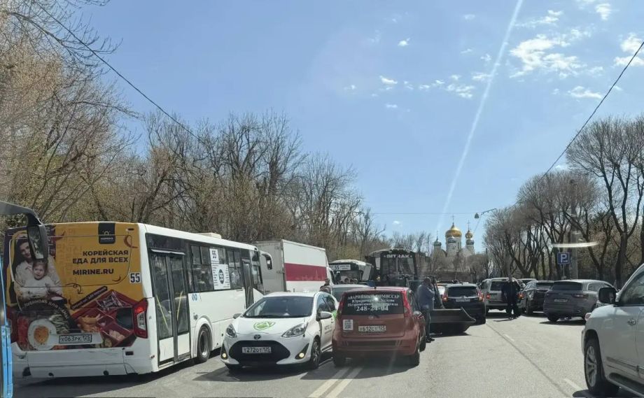 ДТП трактора и легковушки спровоцировала десятибалльный коллапс во Владивостоке